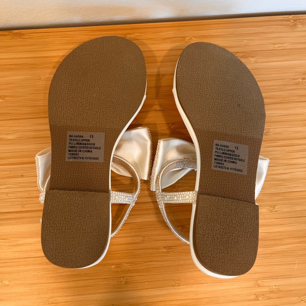 Betsey Johnson Kids Toddler Girls 13 Pearl White Bow Sandals NIB Wedding Cream - Picture 3 of 7